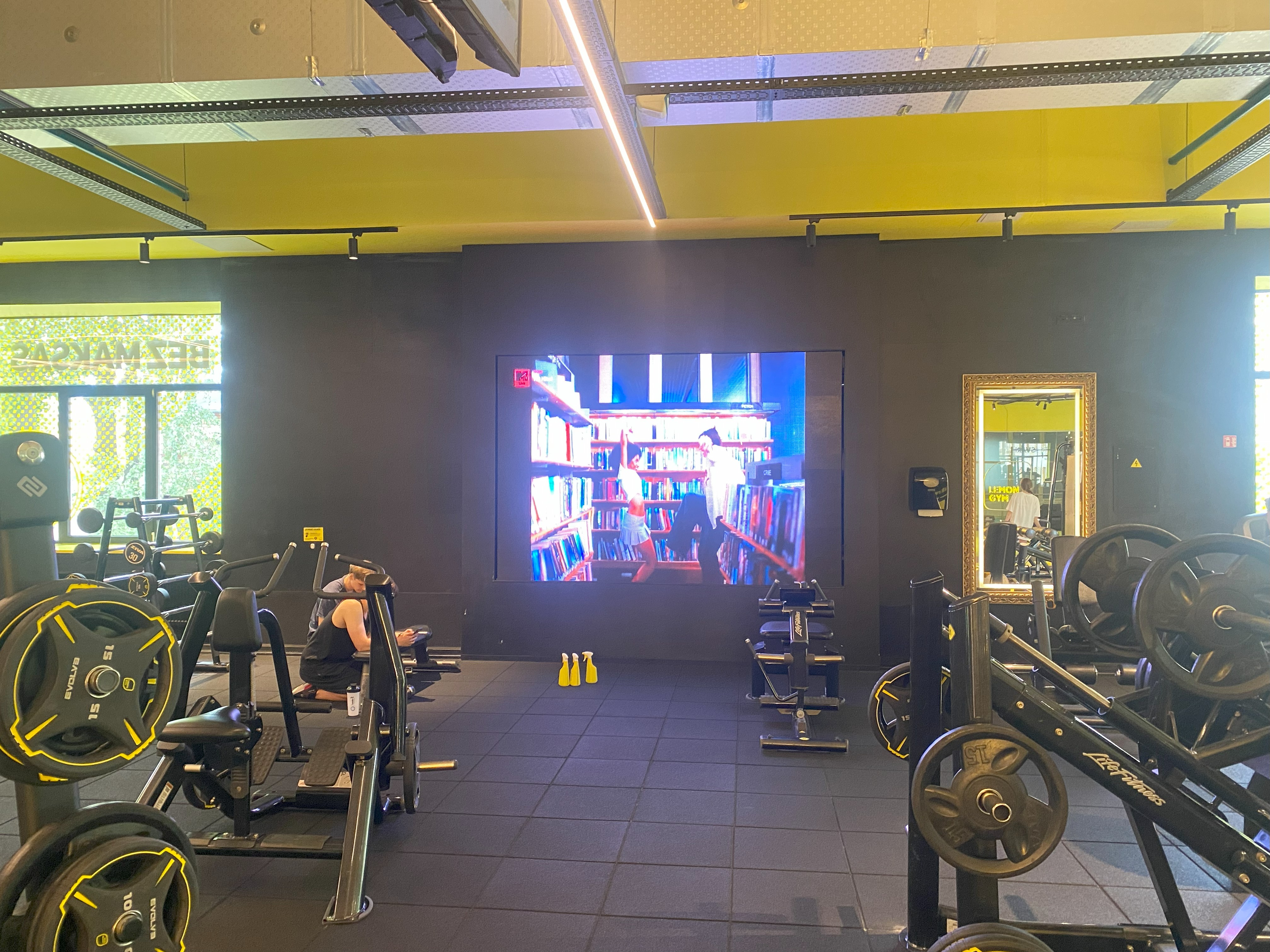 LV Lemon Gym Teika reklaminiai ekranai