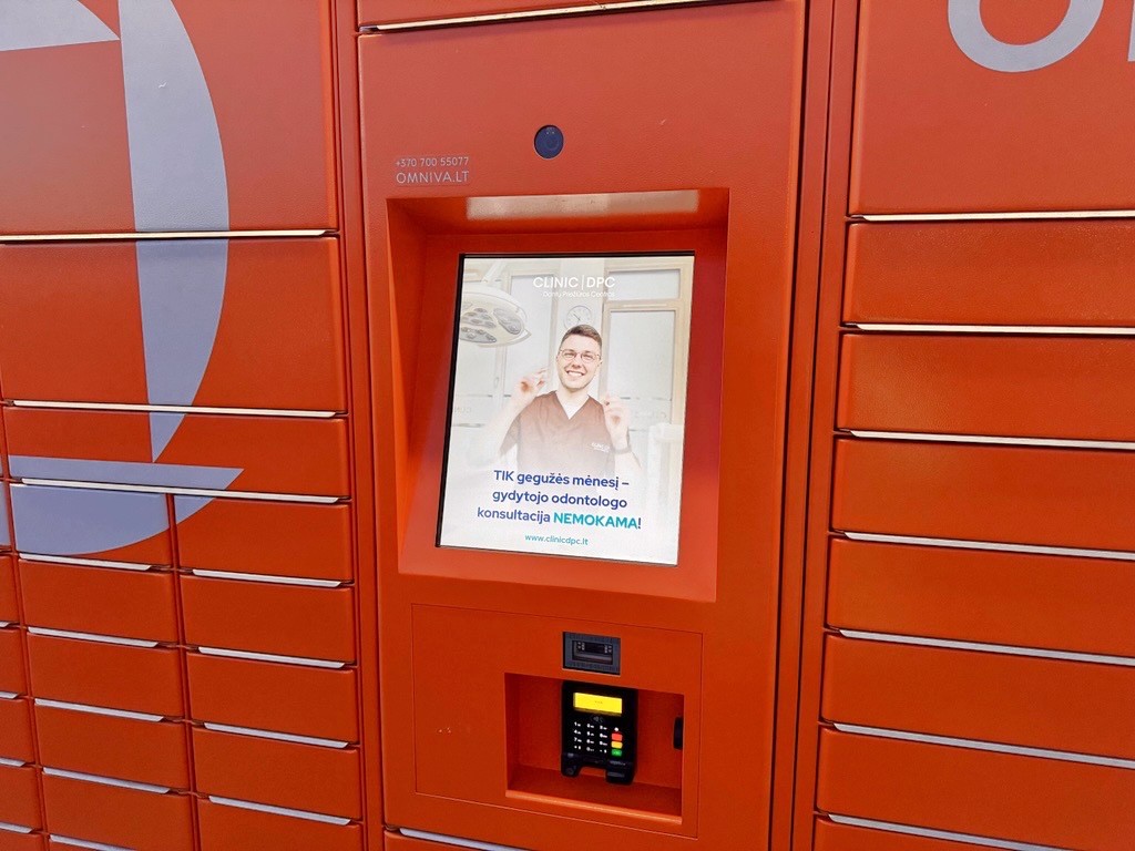 Omniva paštomatų ekranai Estijoje