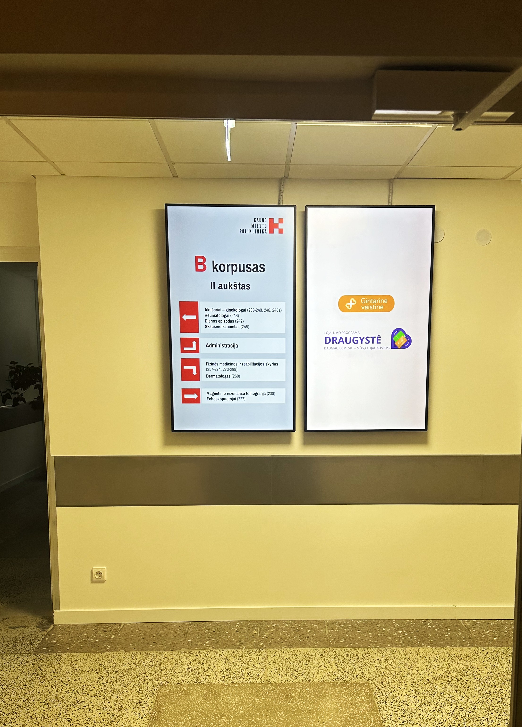 Ekskliuzyviniai ekranai prie navigacijos rodyklių KM Šilainių poliklinikoje