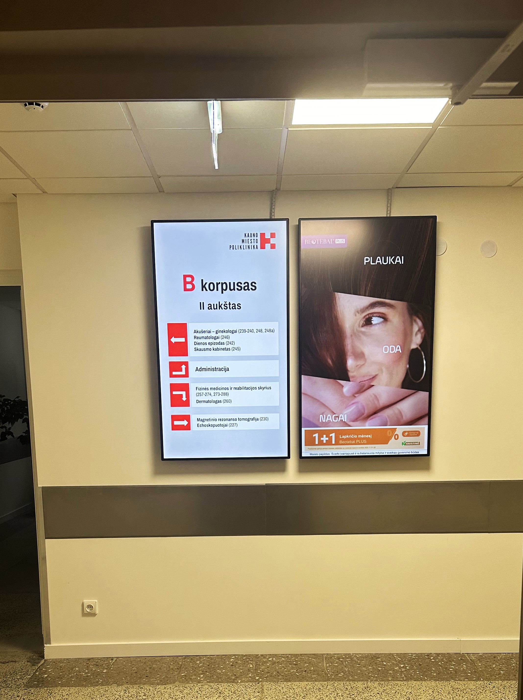 Ekskliuzyviniai ekranai prie navigacijos rodyklių KM Šilainių poliklinikoje