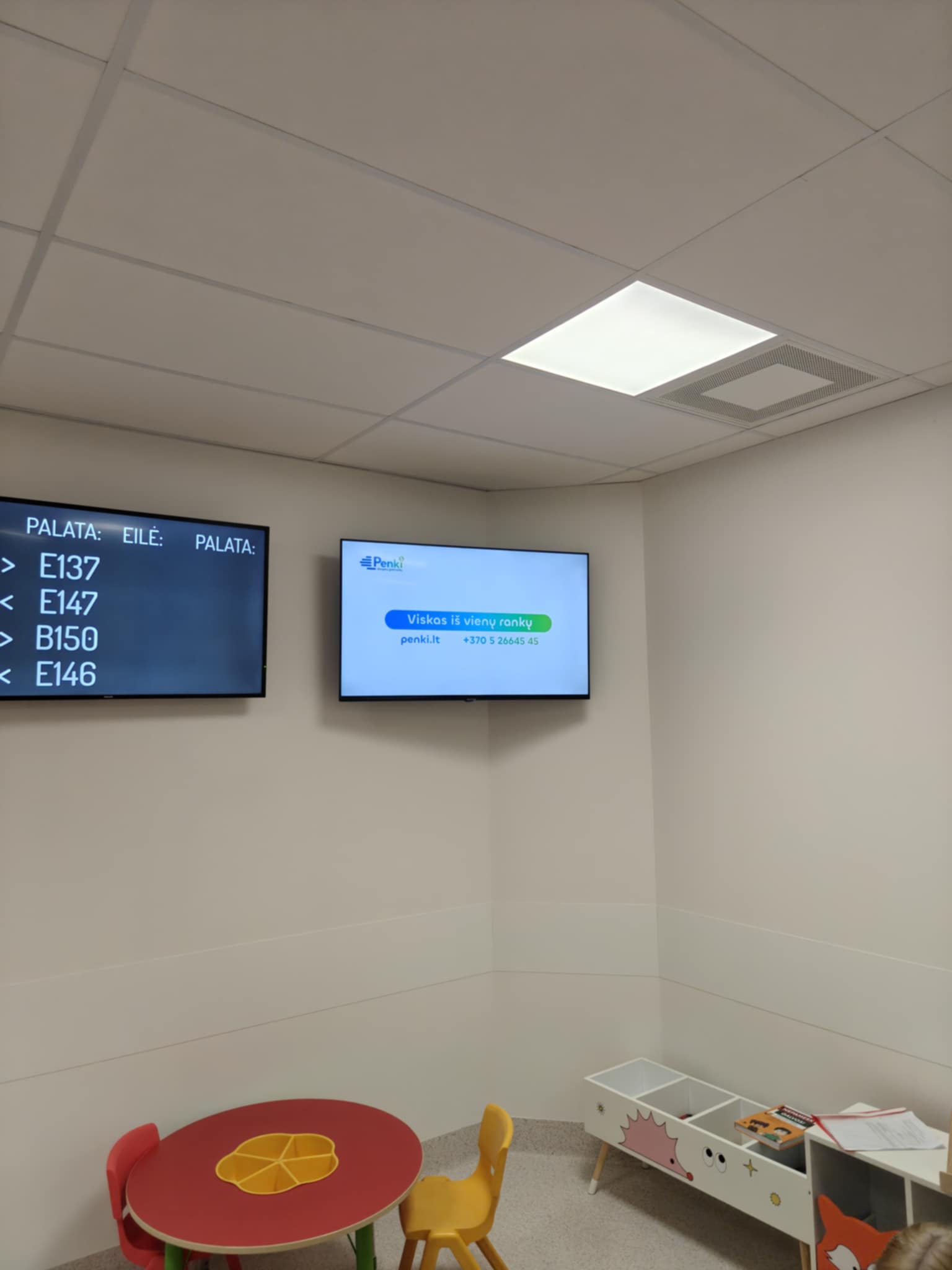 Reklaminiai ekranai VUL Santaros klinikų vaikų priėmimo-skubios pagalbos skyriuje