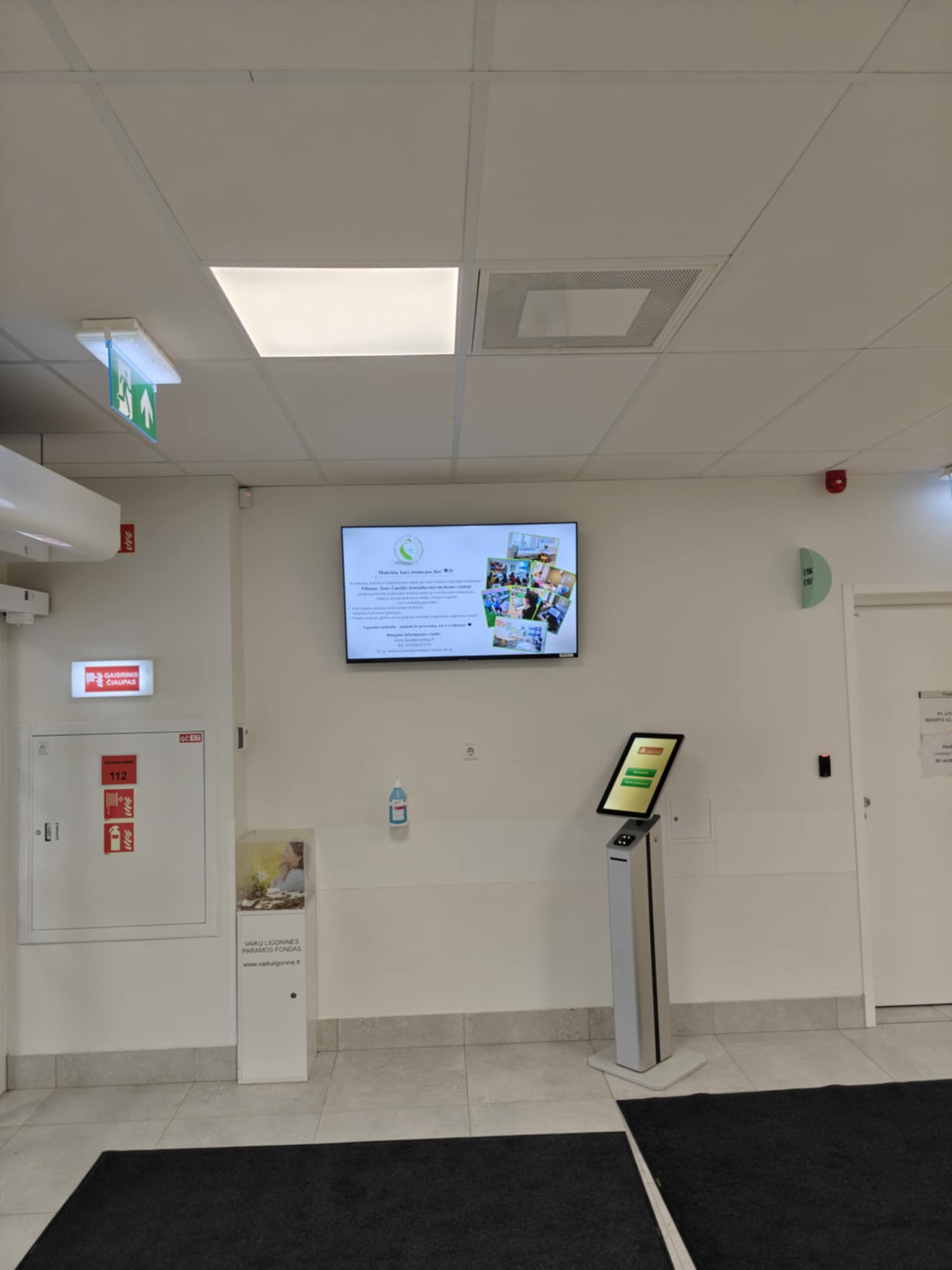 Reklaminiai ekranai VUL Santaros klinikų vaikų priėmimo-skubios pagalbos skyriuje