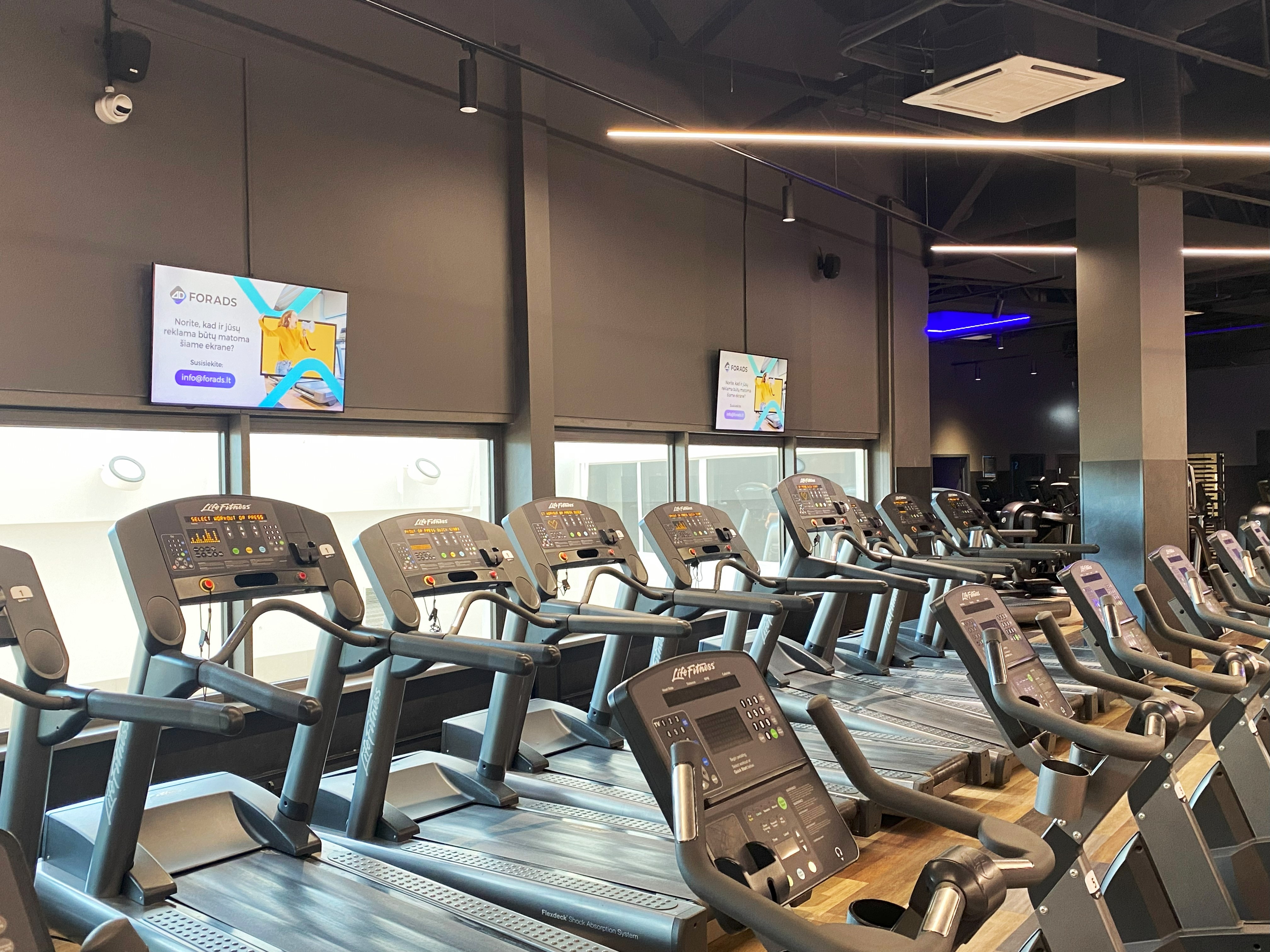 Gym Plius Panorama reklaminiai ekranai