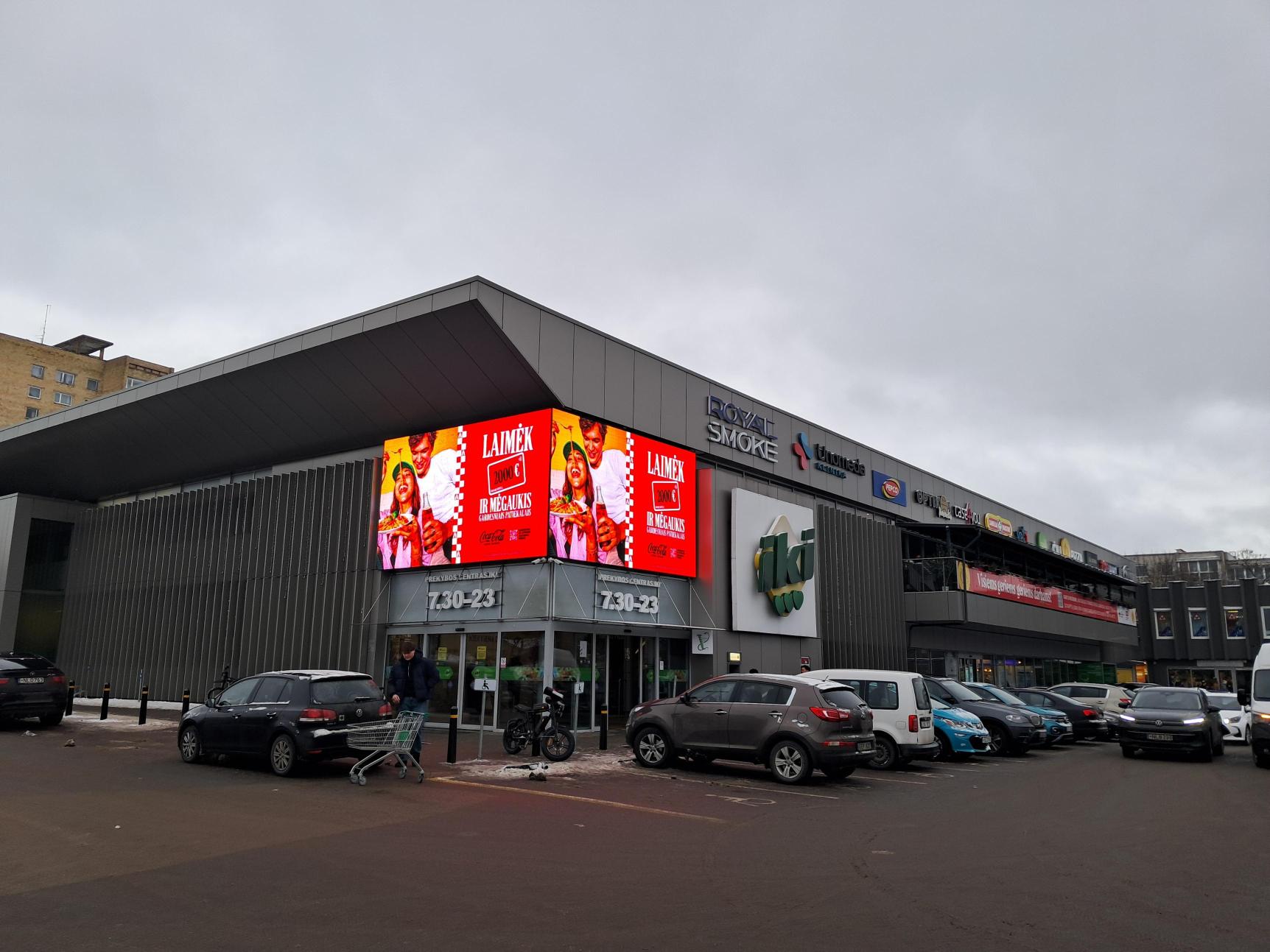Kampinis LED lauko ekranas ant IKI VILNIUS parduotuvės fasado