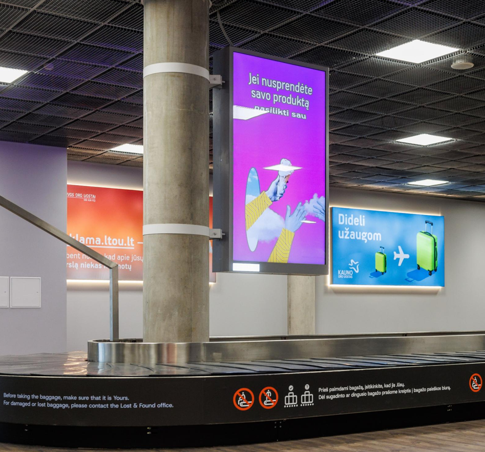 Dvipusis vaizdo ekranas ant kolonos (bagažo atsiėmimo salė)