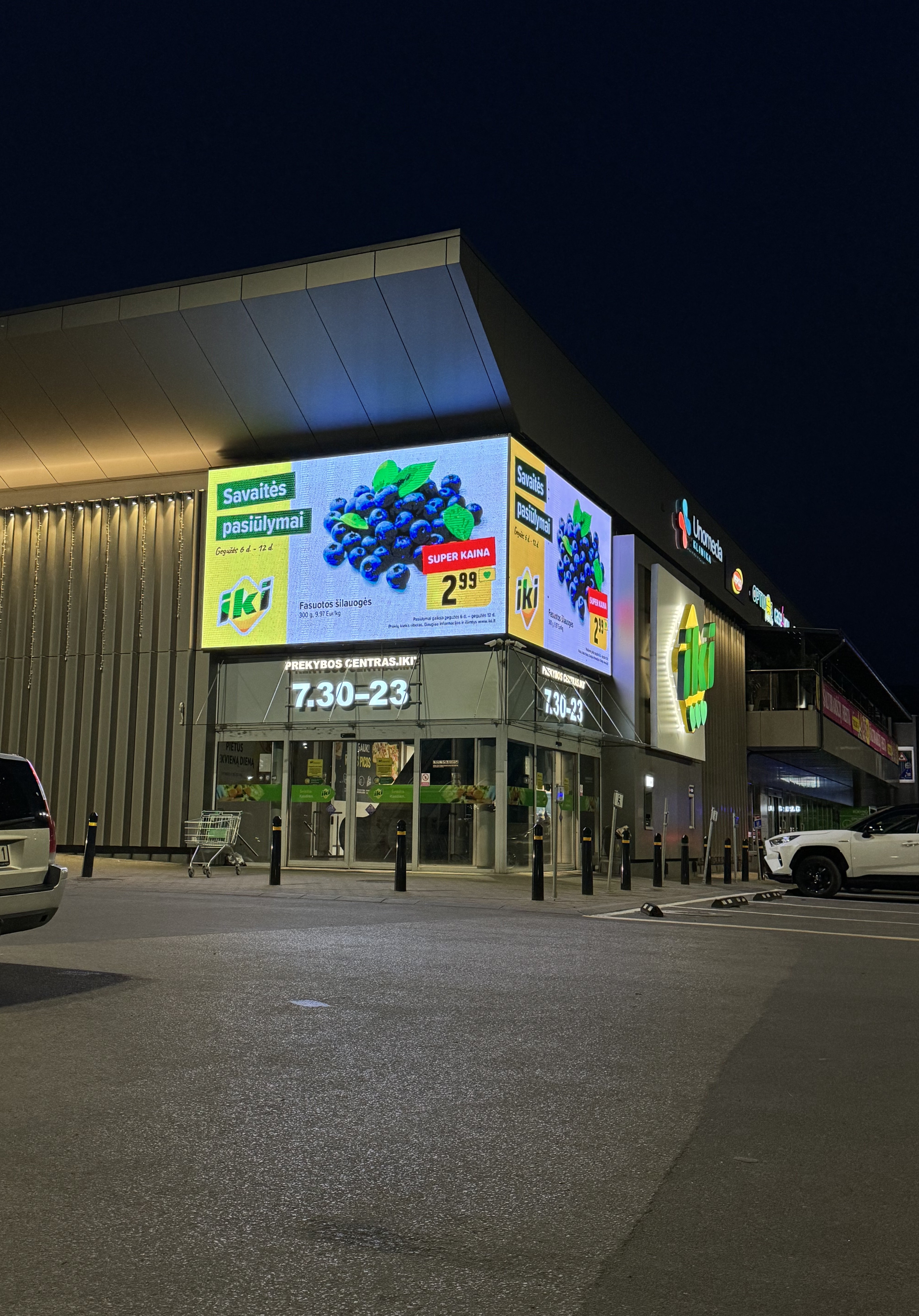 Kampinis LED lauko ekranas ant IKI VILNIUS parduotuvės fasado