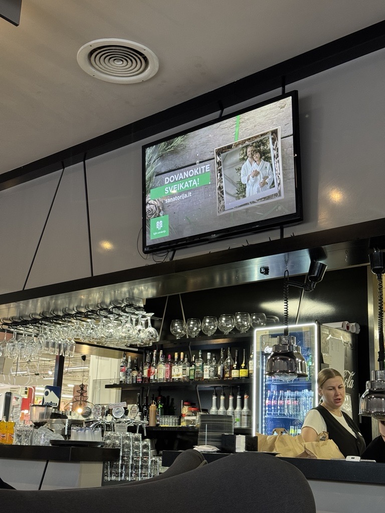 Charlie Pizza autobusų stotis reklaminiai ekranai