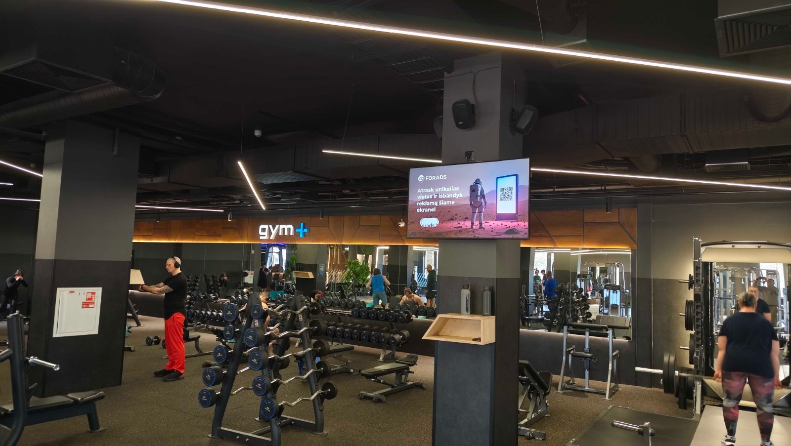 Gym Plius Žirmūnų g. 68A reklaminiai ekranai