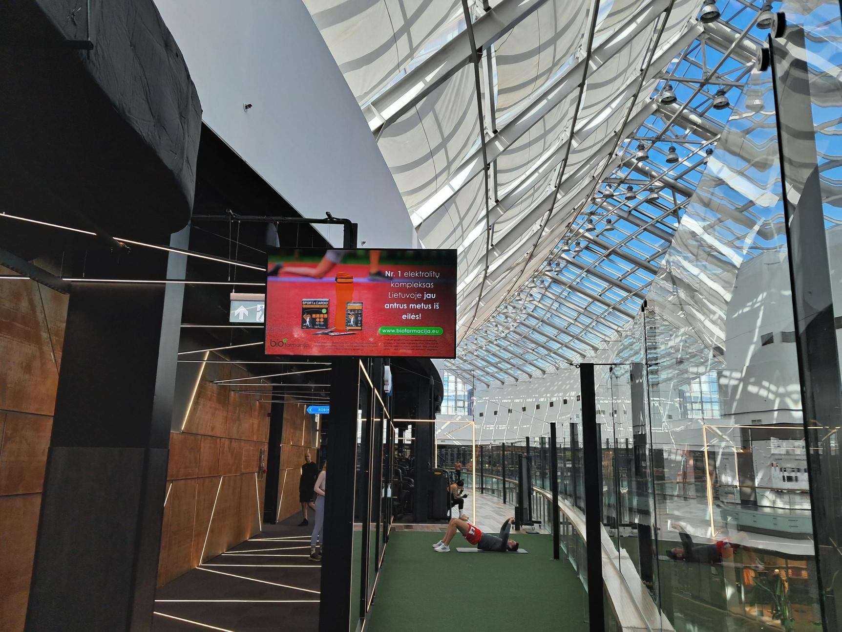 Gym Plius Europa reklaminiai ekranai