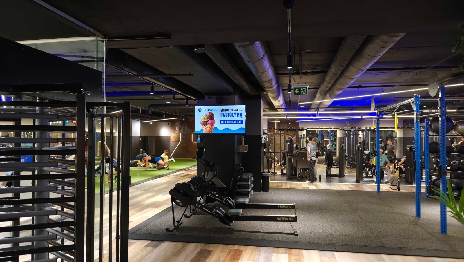 Gym Plius PC Akropolis Klaipėda reklaminiai ekranai