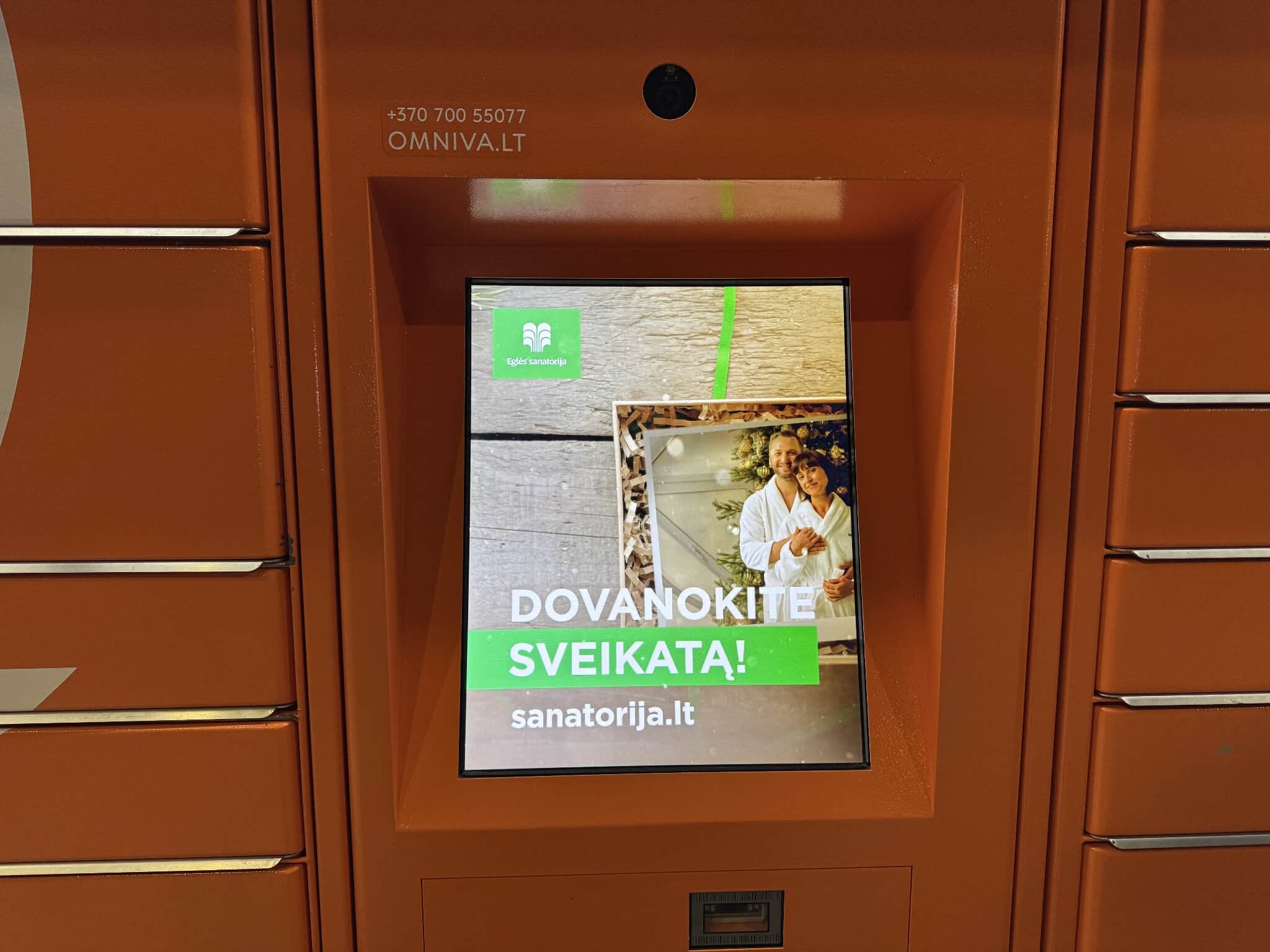 Reklama „Omniva“ paštomatų ekranuose