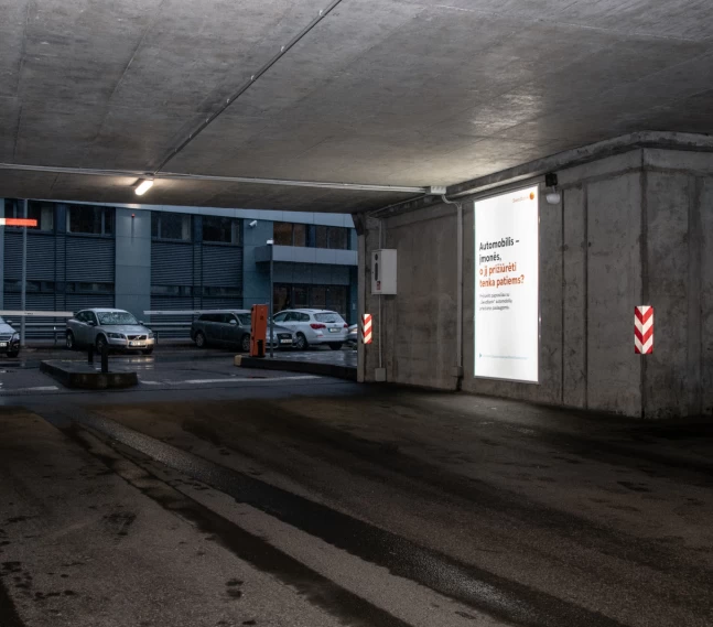 Reklaminis stendas Eika verslo centro korpuso A automobilių stovėjimo aikštelėje