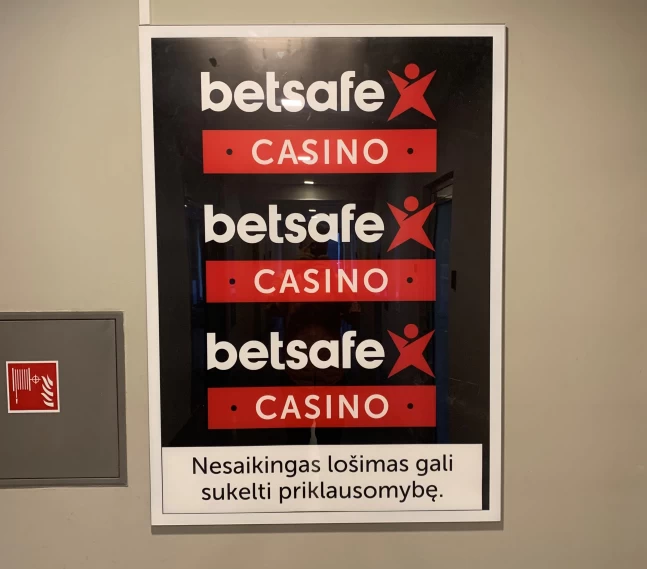 Reklaminis stendas Vilniaus vartų rytiniame verslo centro automobilių stovėjimo aikštelėje, A. Tumėno g. 4