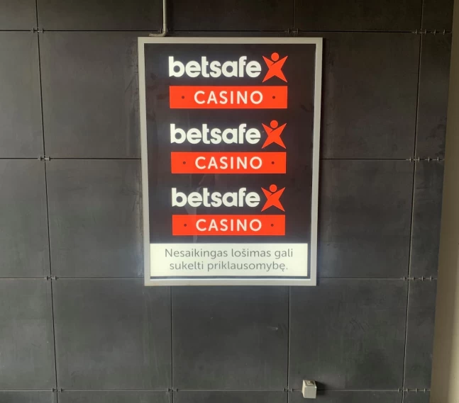 Reklaminis stendas Evolution verslo centro automobilių stovėjimo aikštelėje