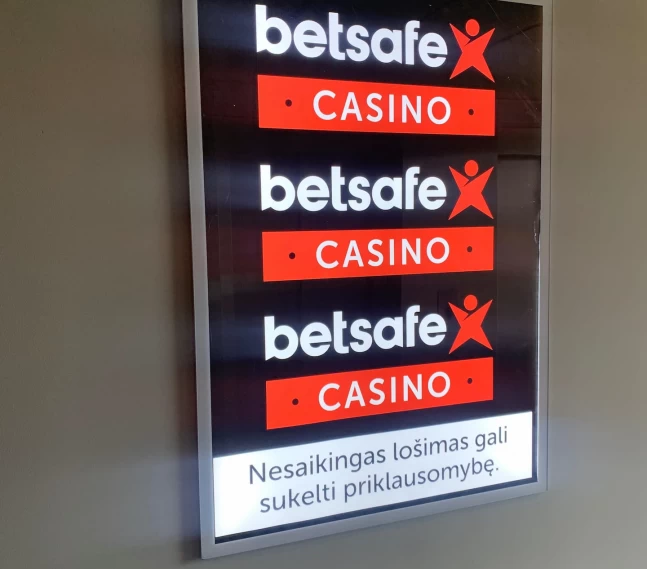 Reklaminis stendas Vilniaus vartų vakariniame verslo centro automobilių stovėjimo aikštelėje, A. Tumėno g. 4