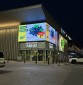 Kampinis LED lauko ekranas ant IKI VILNIUS parduotuvės fasado